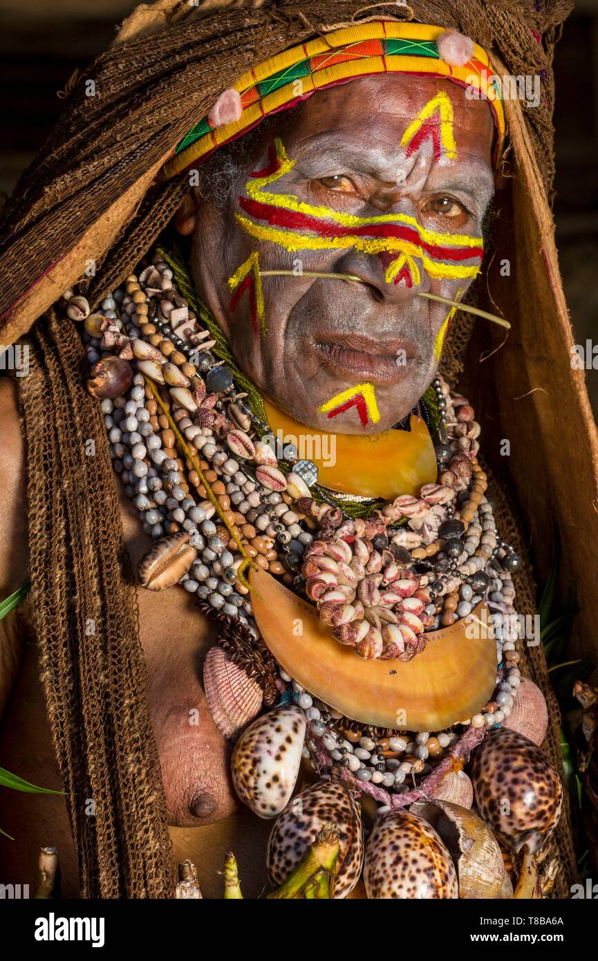 La Papouasie-Nouvelle-Guinée, l'ouest des Highlands Province, Région d'Nebilyer Kaugel Tambul, Alkena village, au cours d'une femme à chanter chanter (danse traditionnelle) Banque D'Images