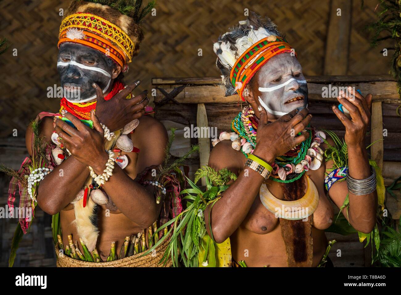 La Papouasie-Nouvelle-Guinée, l'ouest des Highlands Province, Région d'Nebilyer Kaugel Tambul, Alkena village, la préparation avant une décoration corps-chanter chanter (danse traditionnelle) Banque D'Images