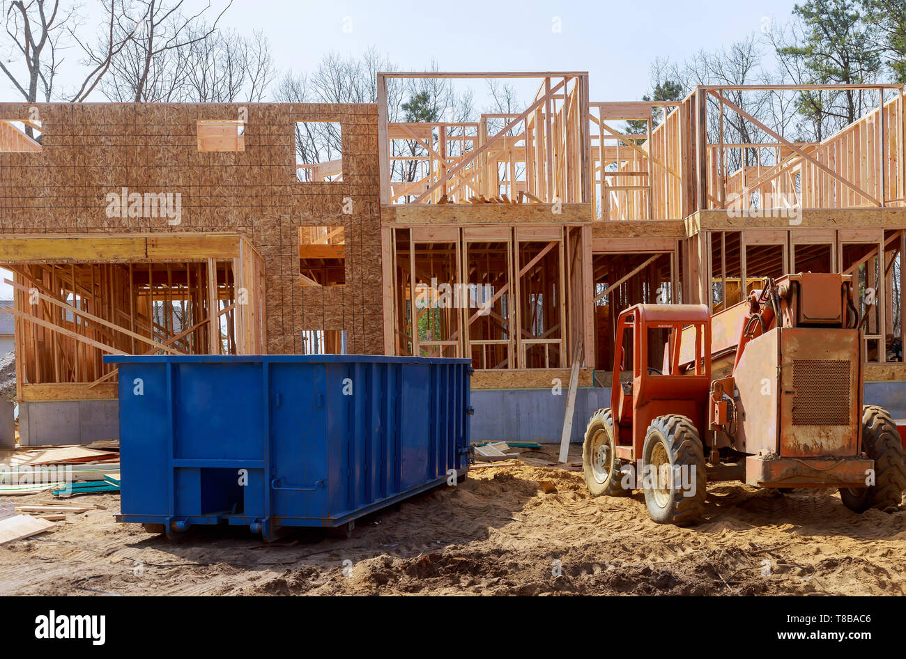 Blu poubelle, recycler les déchets et les poubelles près de nouveau chantier de construction maisons appartement Banque D'Images
