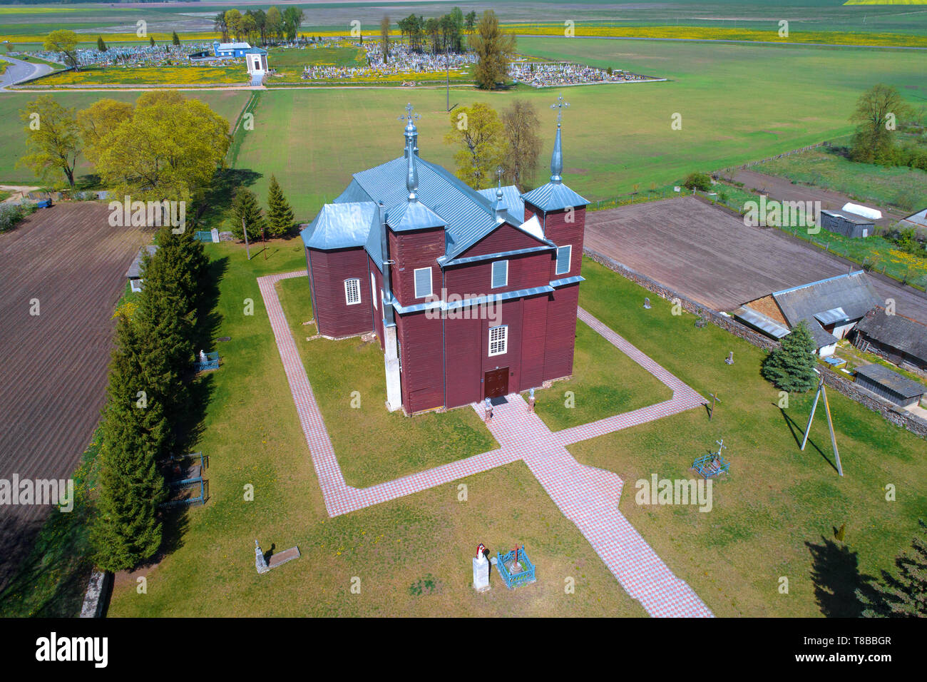 L'église en bois de St Jean Baptiste dans le village de Volpa sous le soleil d'avril (Photographie aérienne). Région de Grodno, Bélarus Banque D'Images