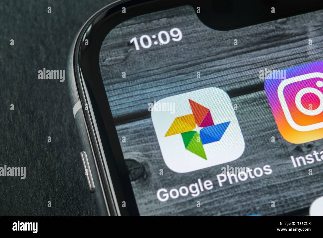 Kaliningrad, Russie, le 11 avril 2018 : Google Photos en plus de l'icône de l'application sur Apple iPhone écran X close-up. Google plus l'icône Photos. Photo de Google Banque D'Images