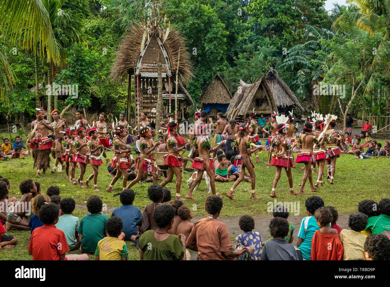 La Papouasie-Nouvelle-Guinée, Milne Bay Province, Encastreaux Trobriands, la mer, l'archipel de l'île de Kiriwina, Okaiboma Milamala Village, festival, danse cercle appelé Wosi Mwaya Banque D'Images