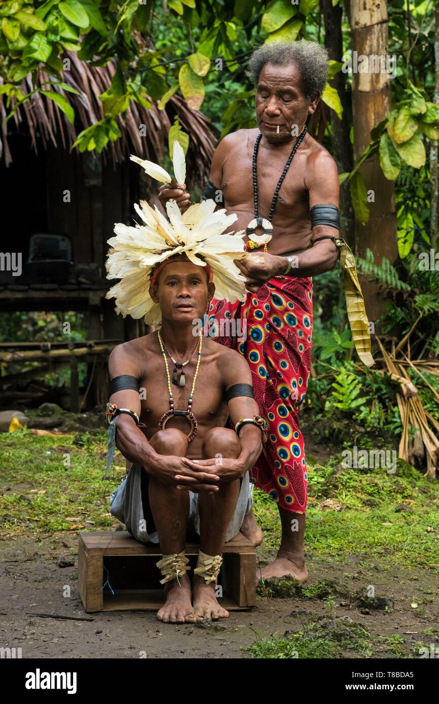 La Papouasie-Nouvelle-Guinée, Milne Bay Province, Encastreaux Trobriands, la mer, l'archipel de l'île de Kiriwina, Okaiboma Milamala, village festival, dancer se préparer pour circle danse appelé Wosi Mwaya Banque D'Images