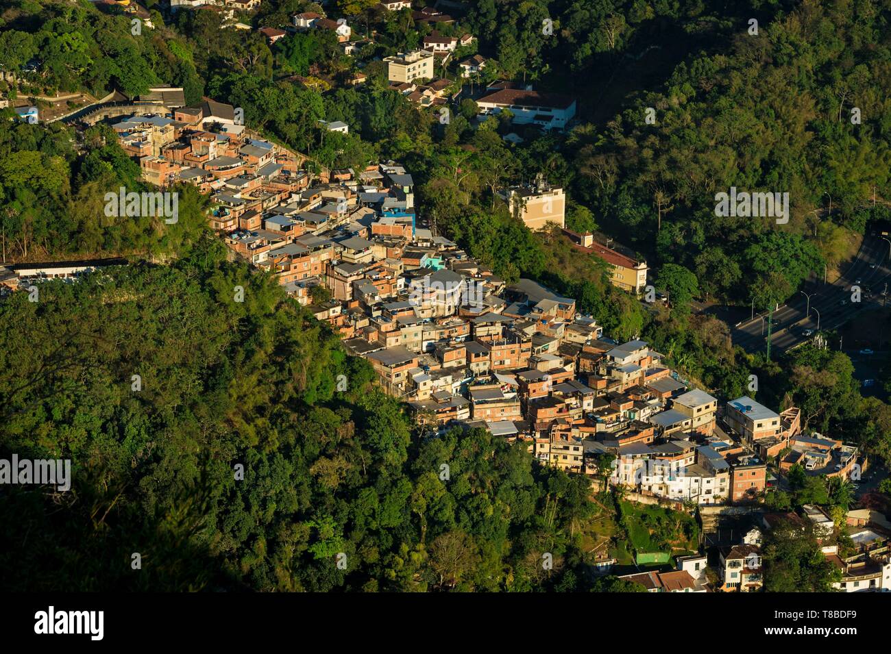 Le Brésil, l'état de Rio de Janeiro, Rio de Janeiro, ville classée Patrimoine Mondial de l'UNESCO, vue générale de Santa Marta de Favela Dona Marta belvedere Banque D'Images