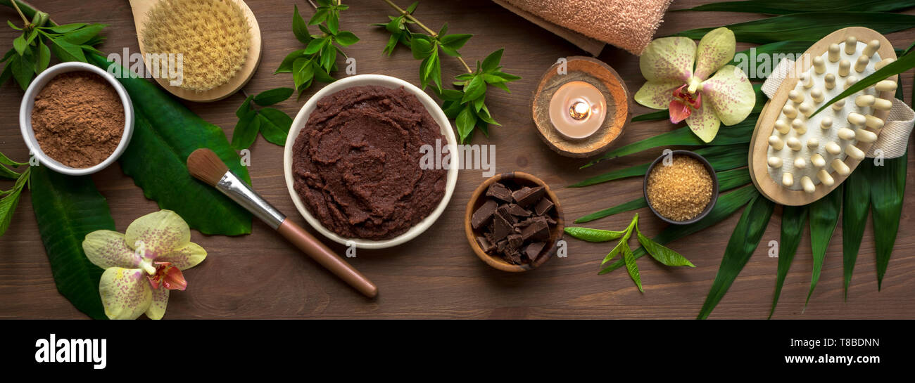 Spa chocolat composition de plantes et de fleurs, télévision lay, bannière. Natural spa produits de chocolat et le traitement biologique sur le concept en bois backg Banque D'Images
