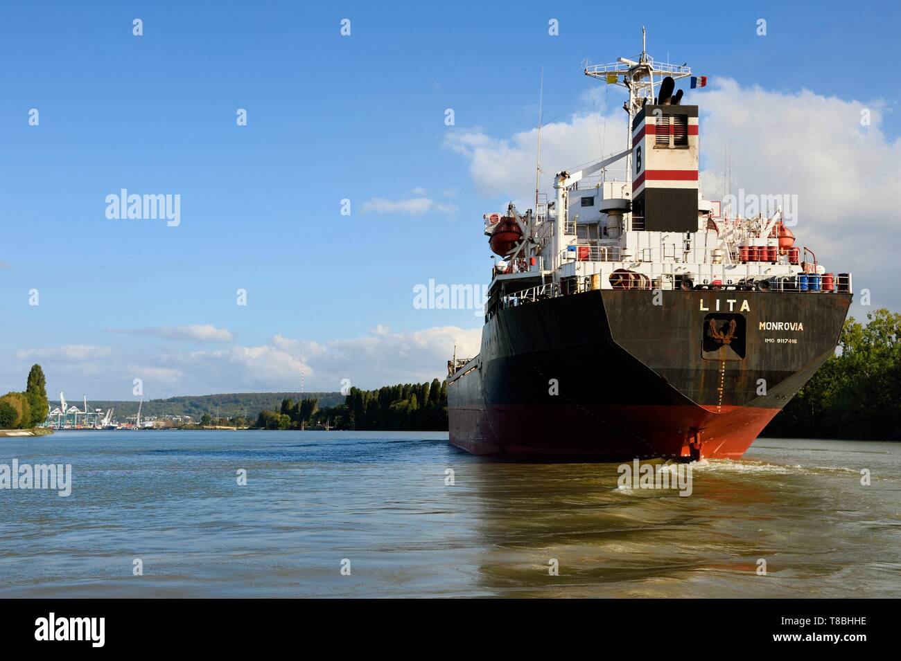 France, Seine-Maritime, Saint-Antoine, Parc Naturel Régional de La Bouille, un cargo remonte le fleuve vers Rouen, son port à l'arrière-plan Banque D'Images