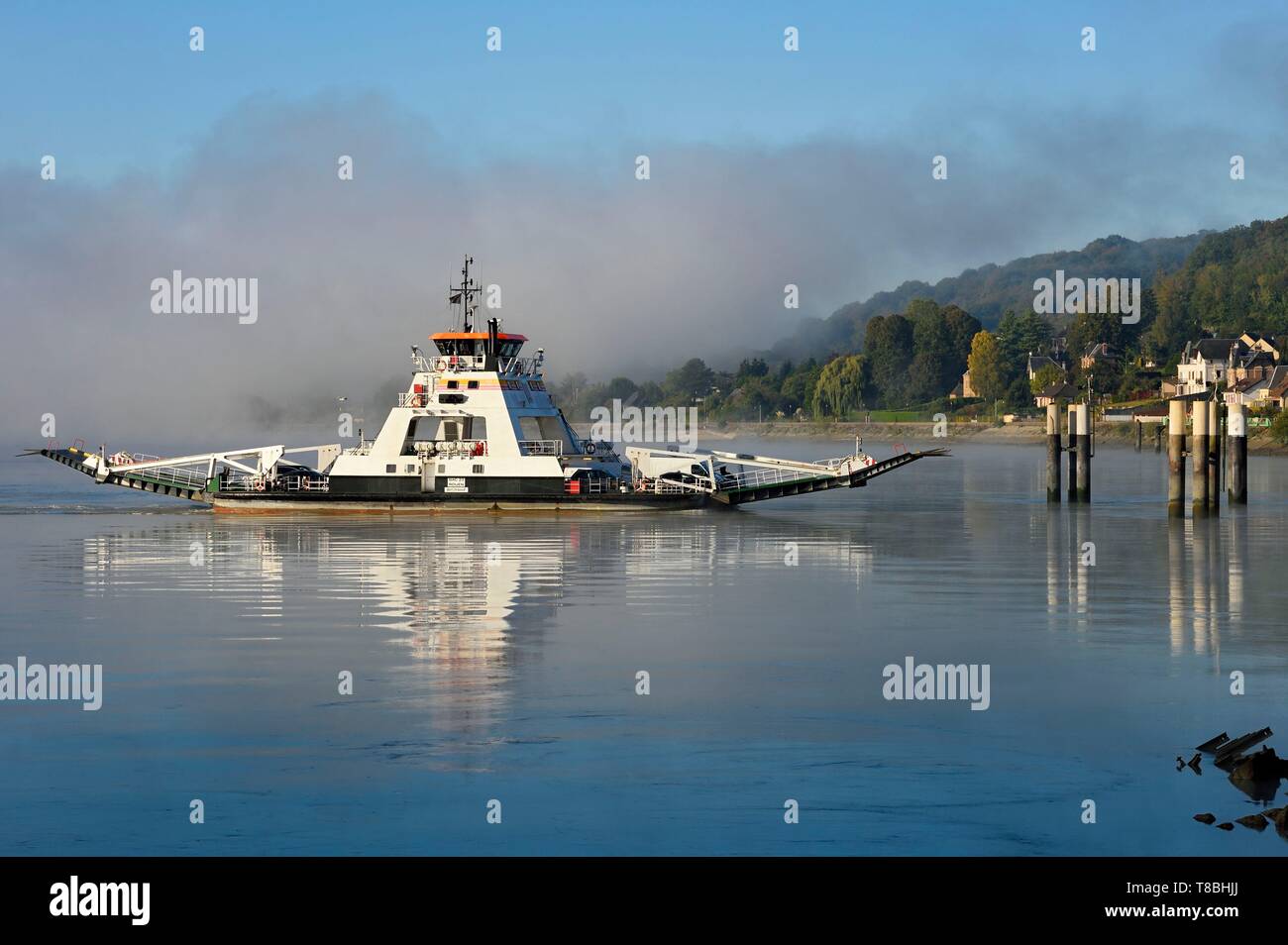 La France, Pays de Caux, Seine-Maritime, Saint-Antoine, Parc Naturel Régional de Duclair, le ferry traversant la Seine dans la brume matinale Banque D'Images