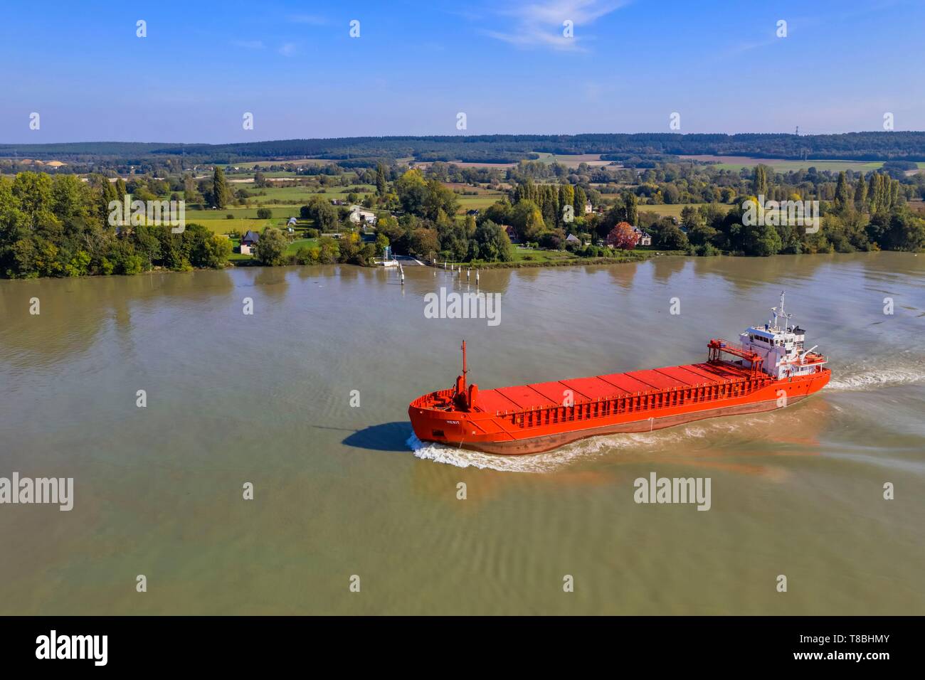 La France, Pays de Caux, Seine-Maritime, Seine Normande, le Parc Naturel Régional du cargo général mérite en remontant la Seine à Mesnil sous Jumièges (vue aérienne) Banque D'Images