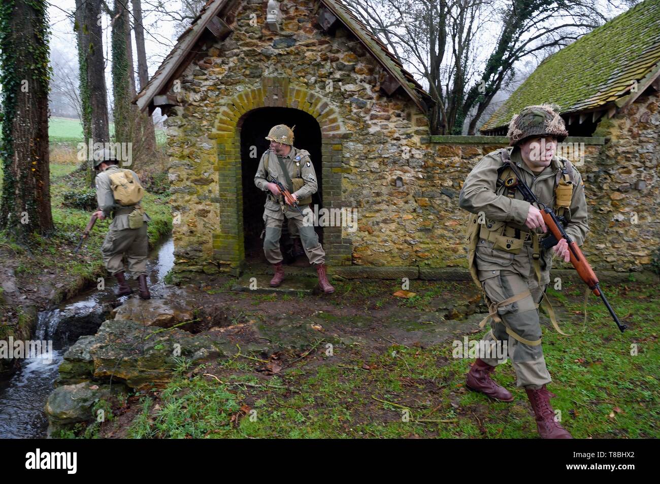 La France, l'Eure, ancien lavoir de Sainte Colombe prÚs Vernon, Allied Reconstitution Group (US World War 2 Maquis français et la reconstruction historique Association), de l'histoire en uniforme de la 101st US Airborne Division Banque D'Images