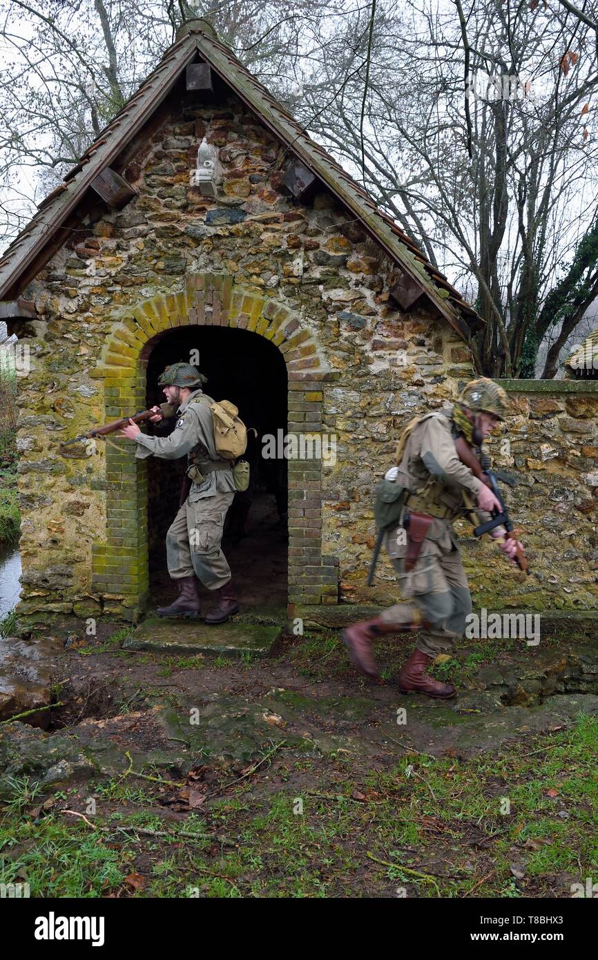La France, l'Eure, ancien lavoir de Sainte Colombe prÚs Vernon, Allied Reconstitution Group (US World War 2 Maquis français et la reconstruction historique Association), de l'histoire en uniforme de la 101st US Airborne Division Banque D'Images