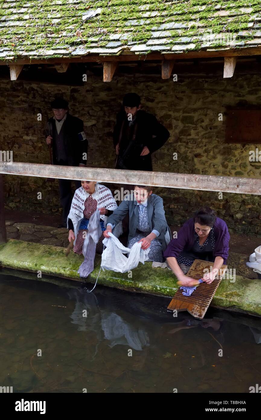 La France, l'Eure, ancien lavoir de Sainte Colombe prÚs Vernon, Allied Reconstitution Group (US World War 2 Maquis français et la reconstruction historique Association), l'histoire montrant trois femmes pour laver le linge dans le lavoir dans les années 1940 et deux partisans des forces françaises de l'intérieur (FFI) à l'arrière-plan Banque D'Images