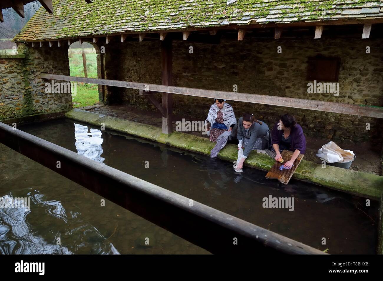 La France, l'Eure, ancien lavoir de Sainte Colombe prÚs Vernon, Allied Reconstitution Group (US World War 2 Maquis français et la reconstruction historique Association), l'histoire montrant trois femmes pour laver le linge dans le lavoir dans les années 1940 Banque D'Images