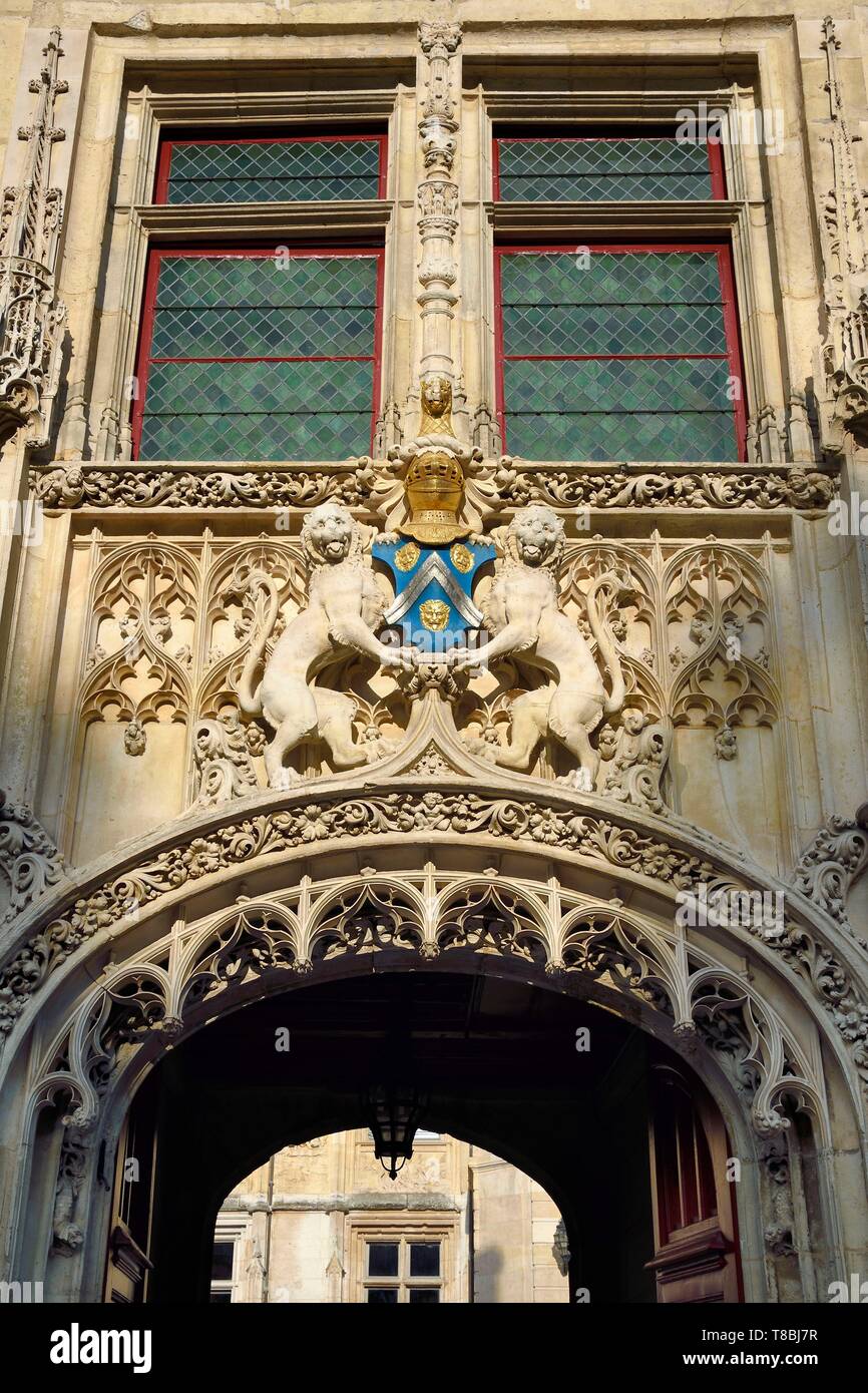 France, Seine Maritime, Rouen, place de la Pucelle, h¶tel de Bourgtheroulde a été construit dans la première moitié du xvie siècle par Guillaume Le Roux, porche d'entrée décoré de deux Norman-Angolan léopards soutenir la famille des bras de Bourgtheroulde Banque D'Images