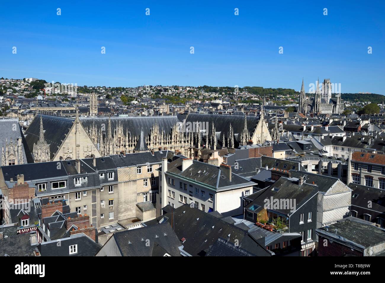 France, Seine Maritime, Rouen, Le Palais de Justice (Palais de justice) qui a été une fois que le siège du Parlement français (Cour de justice) de Normandie et assez unique réalisations d'architecture civile gothique de la fin du Moyen Âge en France, l'église Saint Ouen dans l'arrière-plan Banque D'Images