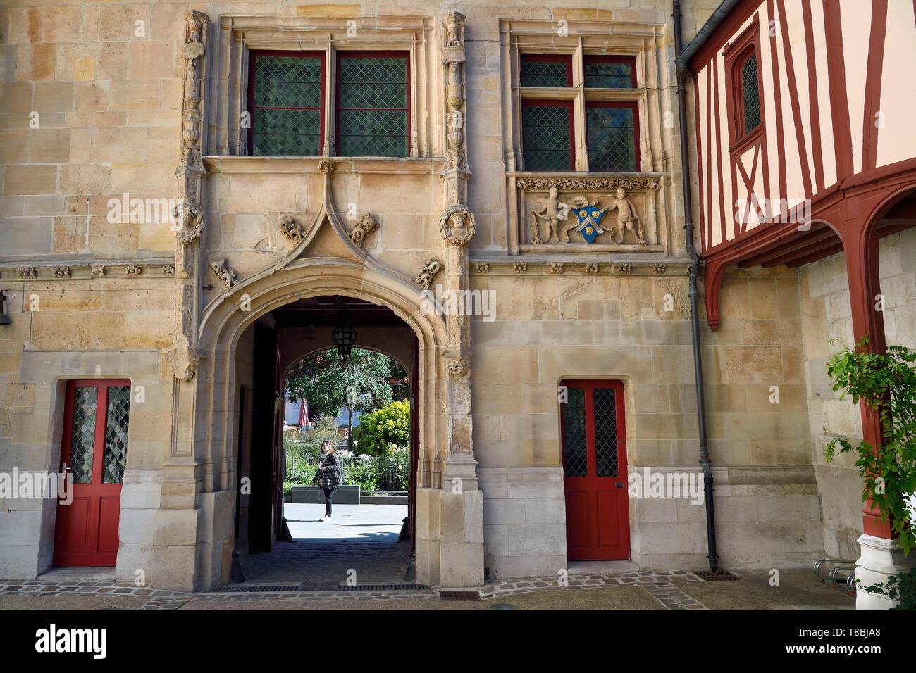 France, Seine Maritime, Rouen, place de la Pucelle, h¶tel de Bourgtheroulde a été construit dans la première moitié du xvie siècle par Guillaume Le Roux et présente les influences conjointes de style gothique et Renaissance, Louis XII avec un ancien portail de style corset et le médaillon Banque D'Images