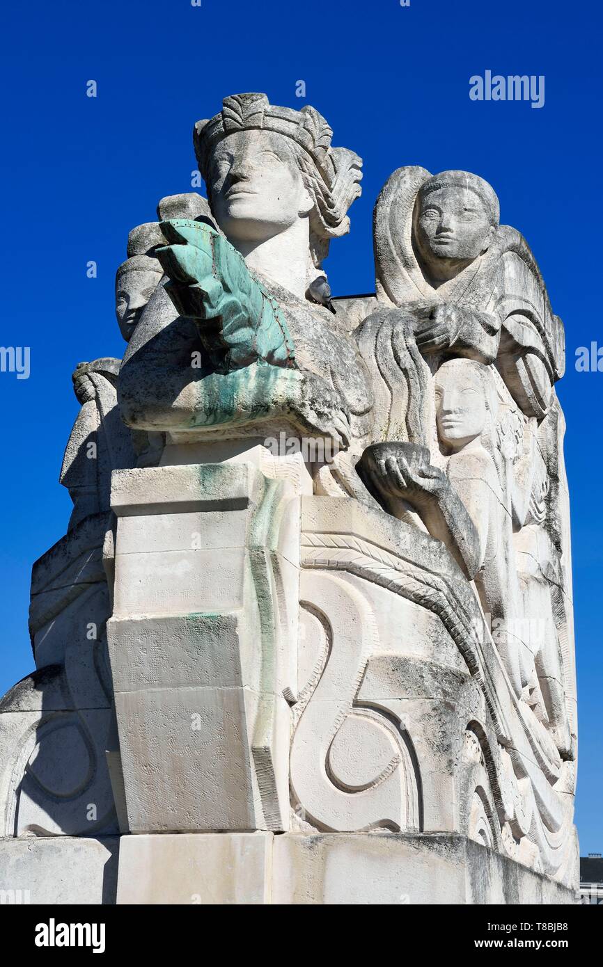France, Seine Maritime, Rouen, Boieldieu pont sur la Seine, oeuvre du sculpteur Jean-Marie Baumel représentant Vikings Banque D'Images