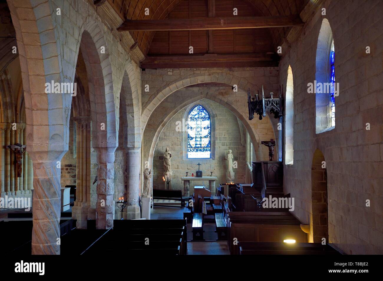 France, Seine-Maritime, Côte d'Albâtre (Côte d'Albâtre), Pays de Caux, la veules église de Varengeville-sur-Mer, colonne polygonale pilier décoré de sculptures représentant une coquille Saint-Jacques et le vitrail l'arbre de Jessé de Georges Braque en arrière-plan Banque D'Images