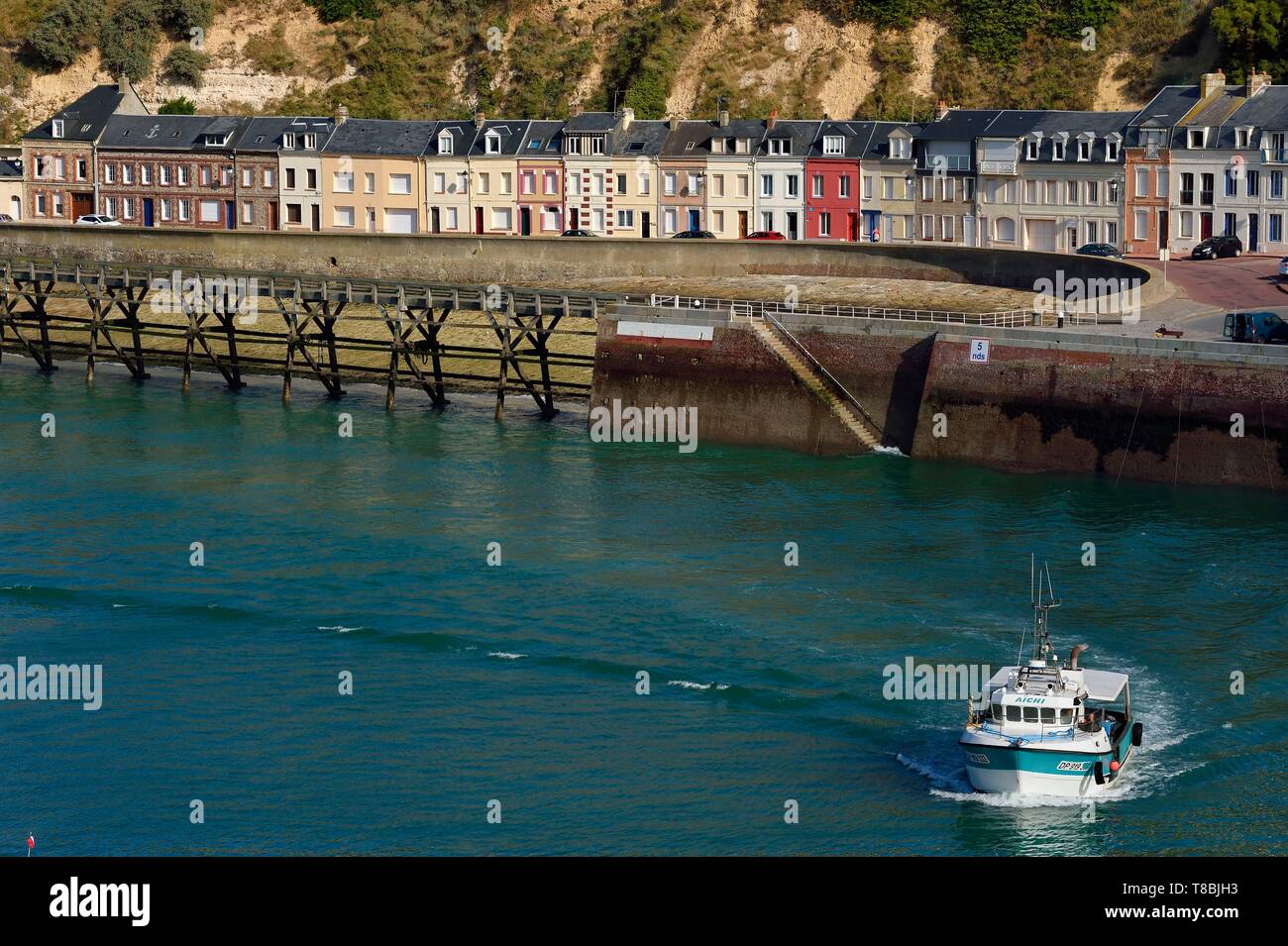 France, Seine Maritime, Pays de Caux, la Côte d'Albâtre, Fécamp, retour au port d'un bateau pour la pêche au buccin, dans l'arrière-plan le quai des pilotes Banque D'Images