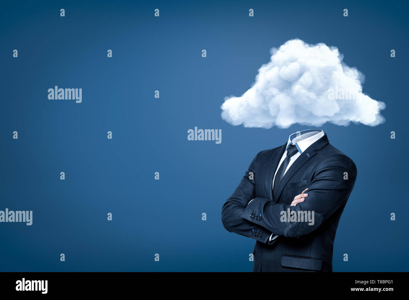 Businessman avec des nuages blancs au lieu de tête sur fond bleu Banque D'Images