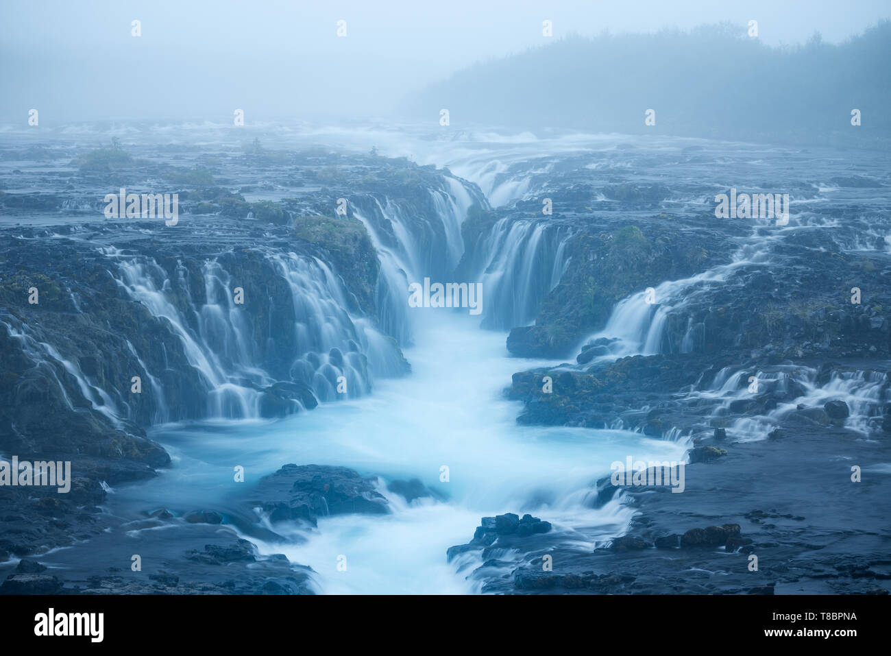 Bruarfoss cascade. L'eau est de couleur turquoise et de belles cascades. Attraction touristique de l'Islande. Le brouillard du matin Banque D'Images