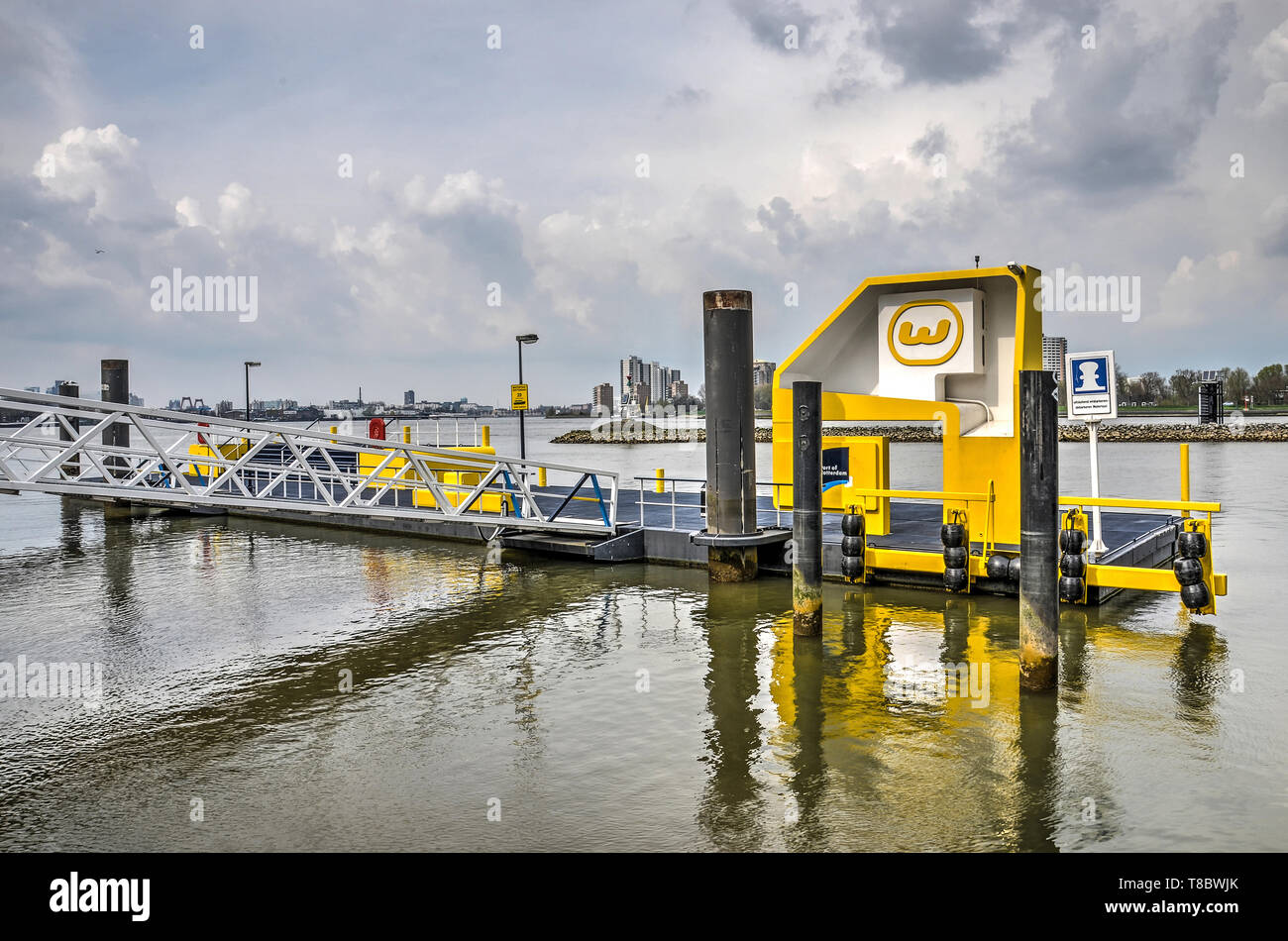 Rotterdam, Pays-Bas, le 13 avril 2016 : noir et jaune jetée en acier et d'amarrage de la plate-forme de réseau d'eau dans la rivière Nouvelle Meuse en vertu d'un dr Banque D'Images