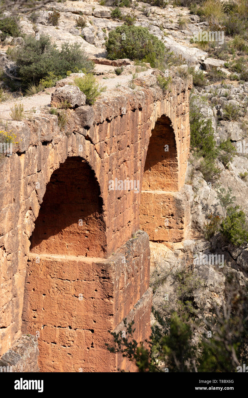 Aqueduc romain de la roche dans la région de Chelva, Valence, construit au 1er siècle AC par les romains est l'un des plus importants en Espagne Banque D'Images