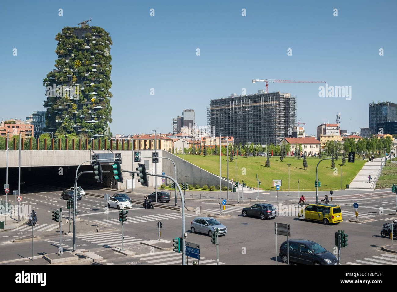 Scène de rue de régénération Porta Nuova à l'intersection de la route, avec Bosco verticale les immeubles en arrière-plan, Milan, Italie Banque D'Images