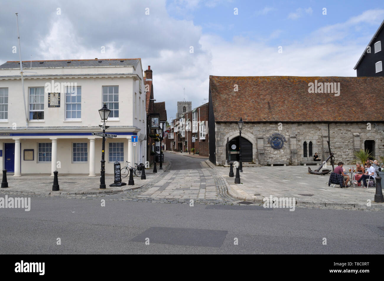 Le long de la Thames Street, Poole, du quai, avec la tour de l'église St James à l'arrière-plan. Banque D'Images