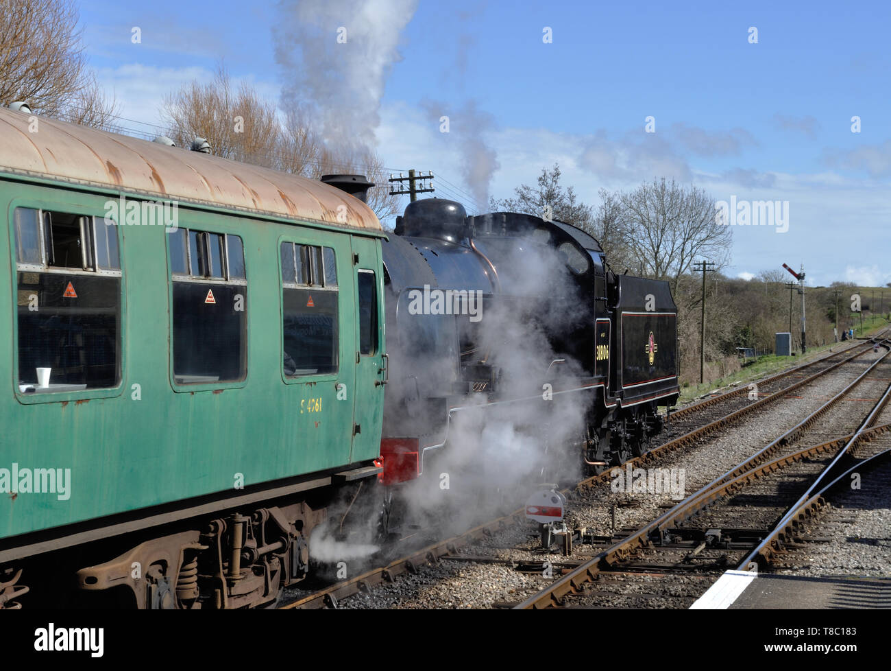 2-6-0 classe U no 31806 quitte la station de Corfe Castle sur le chemin de fer Swanage préservé dans le Dorset. Banque D'Images