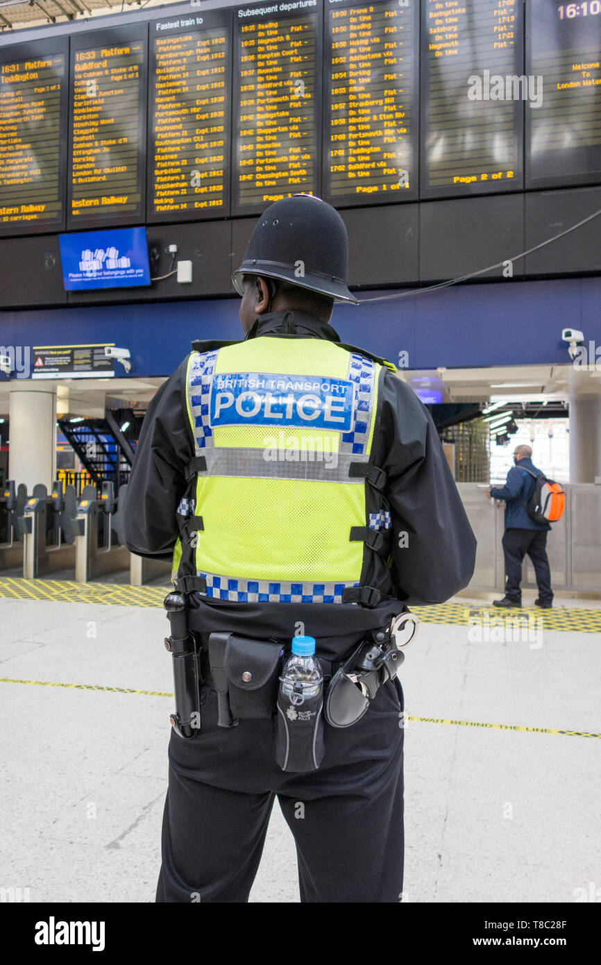 Un policier britannique des transports à la gare de Waterloo, Londres, Royaume-Uni Banque D'Images