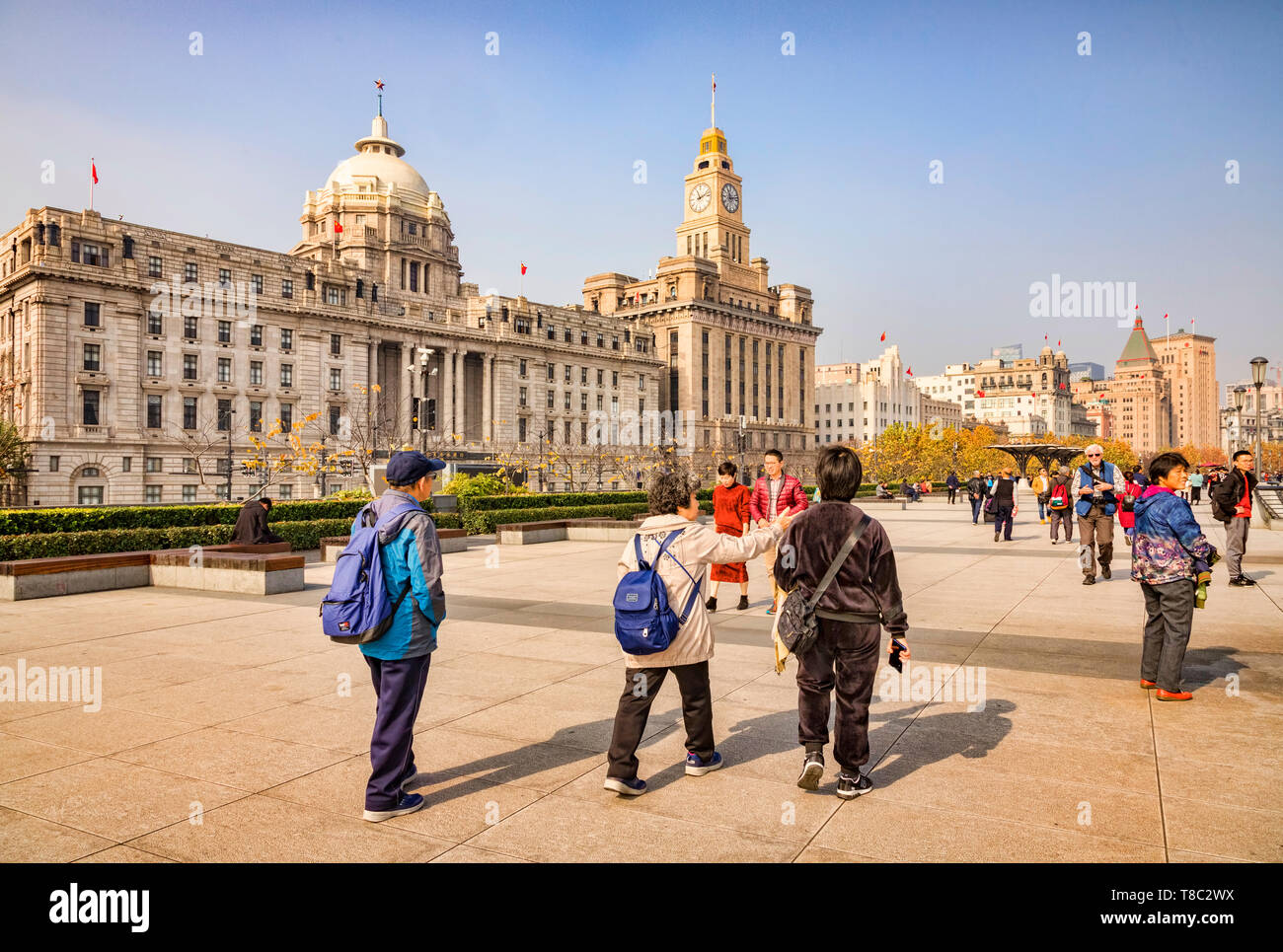 29 Novembre 2018 : Shanghai, Chine - Les visiteurs de marcher sur le Bund, à côté de la rivière Huangpu, à Shanghai. Banque D'Images