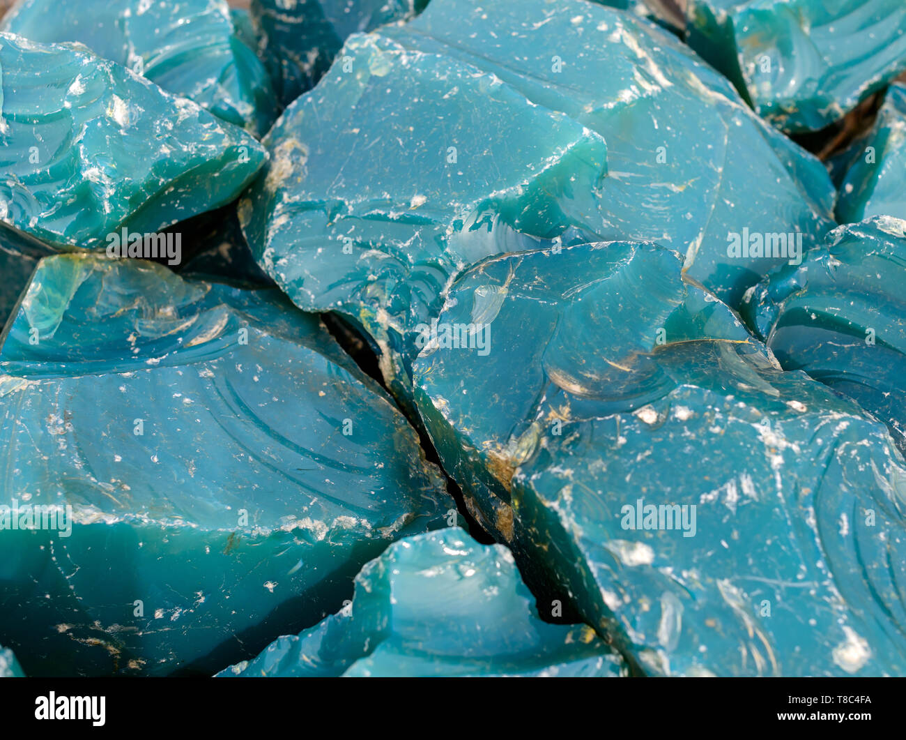 Erklez. verre forfaitaire pour la conception paysagère. Le verre. La texture du verre. Des éclats de verre décoratif pour la construction. Les gros morceaux de verre brisé close-up. Banque D'Images