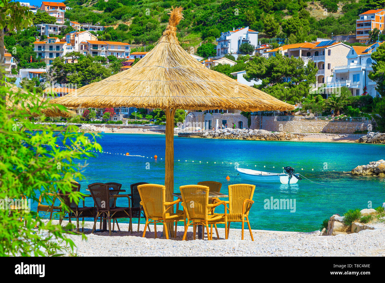 Destination de vacances d'été fantastique. Piscine tropicale confortable bar de plage avec des parasols de paille et belle vue, Split, Makarska riviera, Dalmatie, croate Banque D'Images