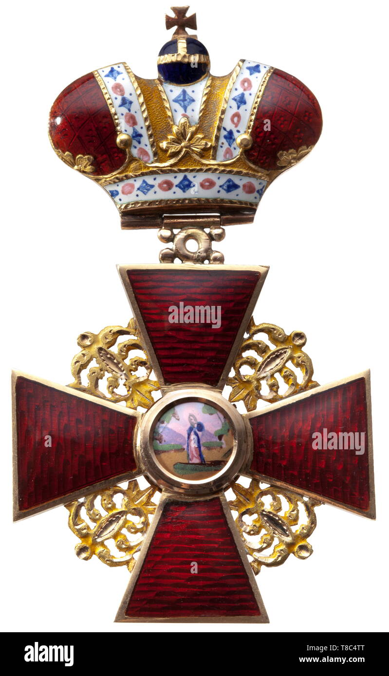 Une croix avec les commandes de l'ordre de la Couronne de Sainte Anne de la décoration de l'année de production 1856 date de l'inspection et a frappé à coups de poing dans l'arc de la Couronne ainsi que la cosse pour Saint-Pétersbourg, en forme triangulaire (à 1865) et du titre Mark '72' zolotniki pour 18 carats d'or pur. Sous l'émail translucide de l'angle supérieur arrière l'arceau est situé le cyrillique master's mark 'PA', probablement pour Pavel Andreev, qui est connu pour avoir produit d'autres ordres décorations couronné durant cette période. La couronne, en particulier, est exécuté, j'Additional-Rights Clearance-Info-Not-Available- Banque D'Images