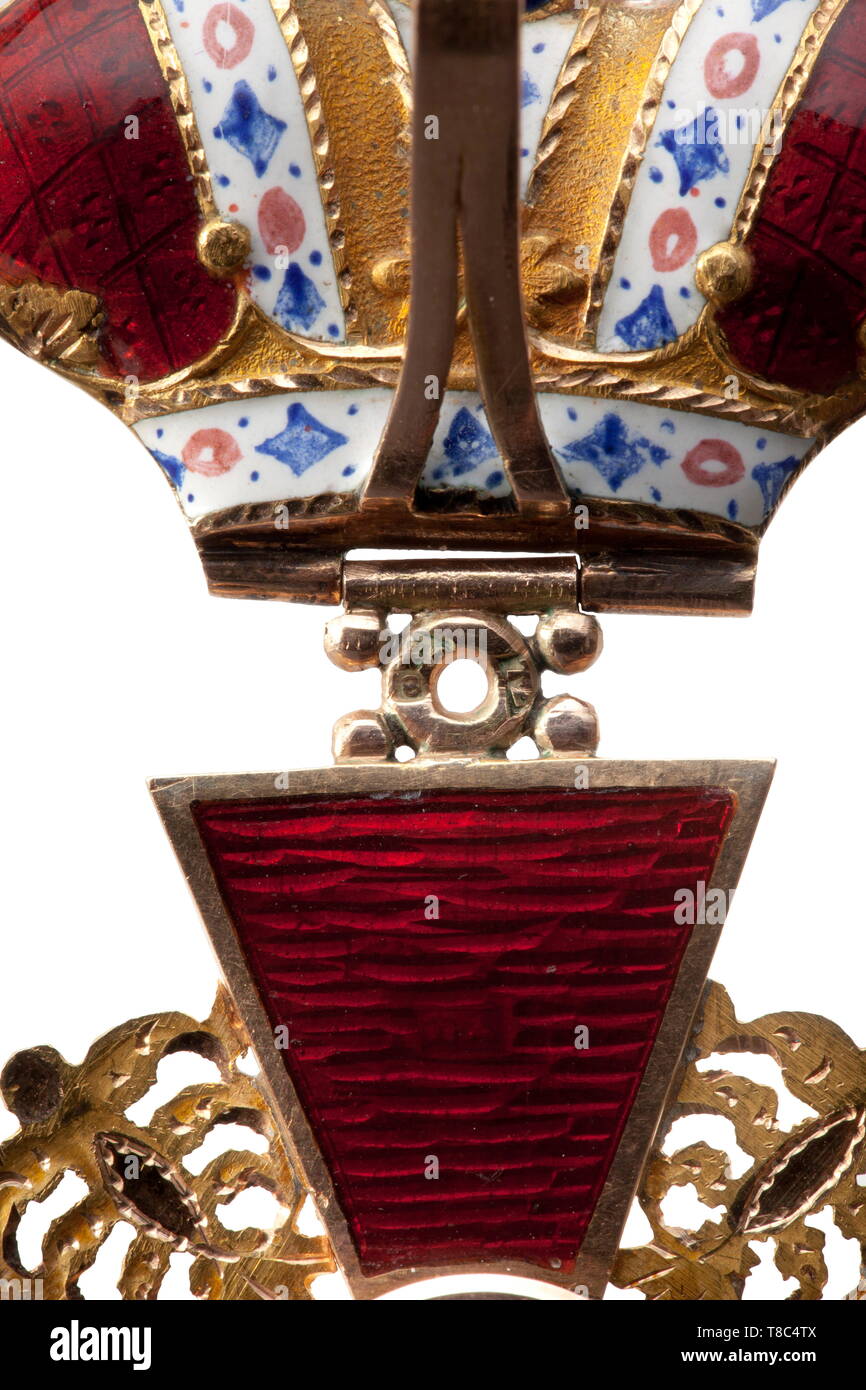 Une croix avec les commandes de l'ordre de la Couronne de Sainte Anne de la décoration de l'année de production 1856 date de l'inspection et a frappé à coups de poing dans l'arc de la Couronne ainsi que la cosse pour Saint-Pétersbourg, en forme triangulaire (à 1865) et du titre Mark '72' zolotniki pour 18 carats d'or pur. Sous l'émail translucide de l'angle supérieur arrière l'arceau est situé le cyrillique master's mark 'PA', probablement pour Pavel Andreev, qui est connu pour avoir produit d'autres ordres décorations couronné durant cette période. La couronne, en particulier, est exécuté, j'Additional-Rights Clearance-Info-Not-Available- Banque D'Images