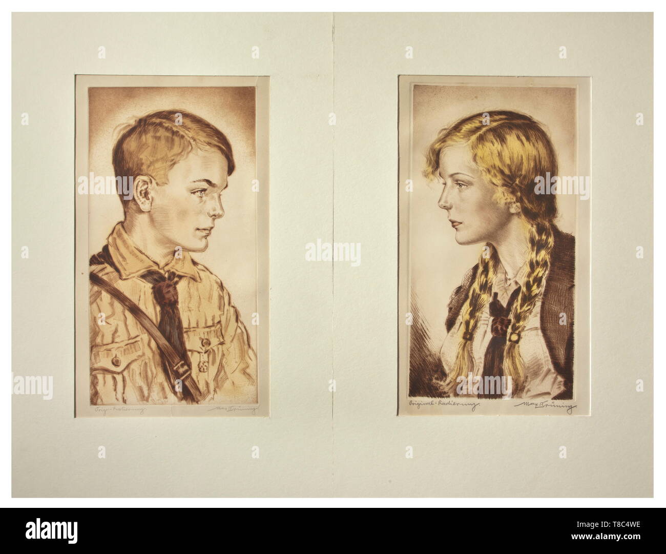 Brüning max (1887 - 1968) - Deux gravures Portrait d'une jeunesse d'Hitler et une fille BDM. Soit travailler main signée au crayon sur le bord inférieur 'Orig.-Radierung' et 'Max' Brüning. Des signes de vieillissement. Taille totale de feuilles circa 33 x 52 cm chaque. Historique Historique, monté., 20e siècle, 1930, 1940, beaux-arts, l'art, NS, le National-socialisme, le Nazisme, Troisième Reich, l'Empire allemand, l'Allemagne national-socialiste,, Nazi, période nazie, Editorial-Use-seulement Banque D'Images
