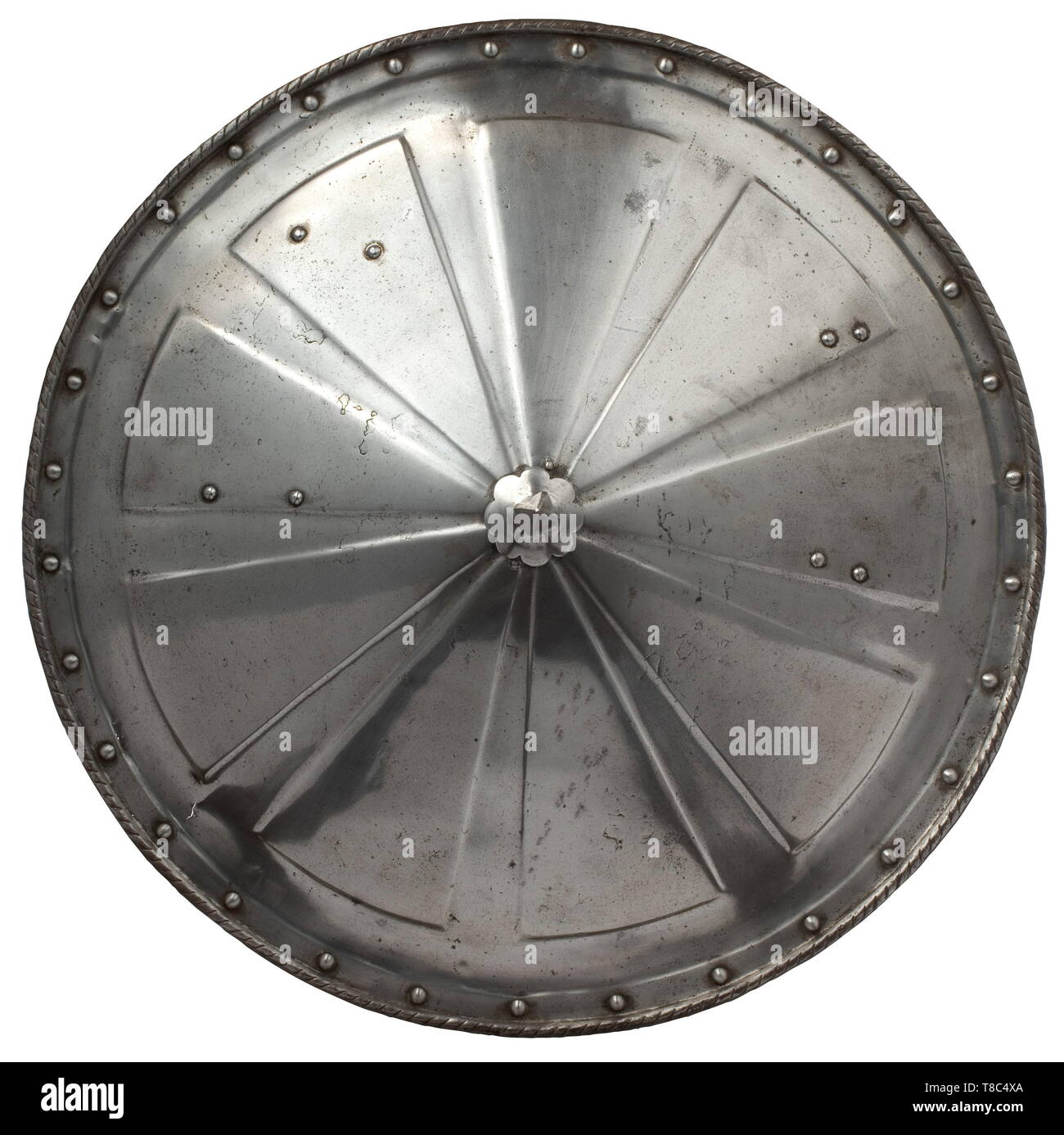 Un bouclier rond allemand, fin du 16e siècle, légèrement bombé, avec bouclier rond en fer ornemental a chassé des côtes et, par vis centrale spike de section carrée. Tourné et encordés edge et les environs de rivets. 54 cm. de diamètre, historique, historique, d'armes, d'armes de défense, d'armes, d'armes de combat, bras appareil, objet, objets, alambics, clipping, coupures, cut out, cut-out, cut-outs, ustensile, pièce de l'équipement, les ustensiles, les Additional-Rights Clearance-Info-Not-Available Banque D'Images