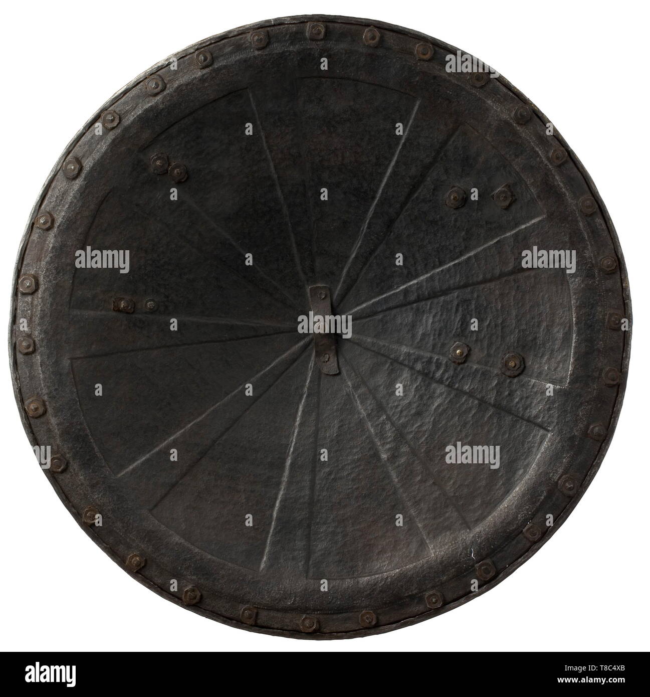 Un bouclier rond allemand, fin du 16e siècle, légèrement bombé, avec bouclier rond en fer ornemental a chassé des côtes et, par vis centrale spike de section carrée. Tourné et encordés edge et les environs de rivets. 54 cm. de diamètre, historique, historique, d'armes, d'armes de défense, d'armes, d'armes de combat, bras appareil, objet, objets, alambics, clipping, coupures, cut out, cut-out, cut-outs, ustensile, pièce de l'équipement, les ustensiles, les Additional-Rights Clearance-Info-Not-Available Banque D'Images