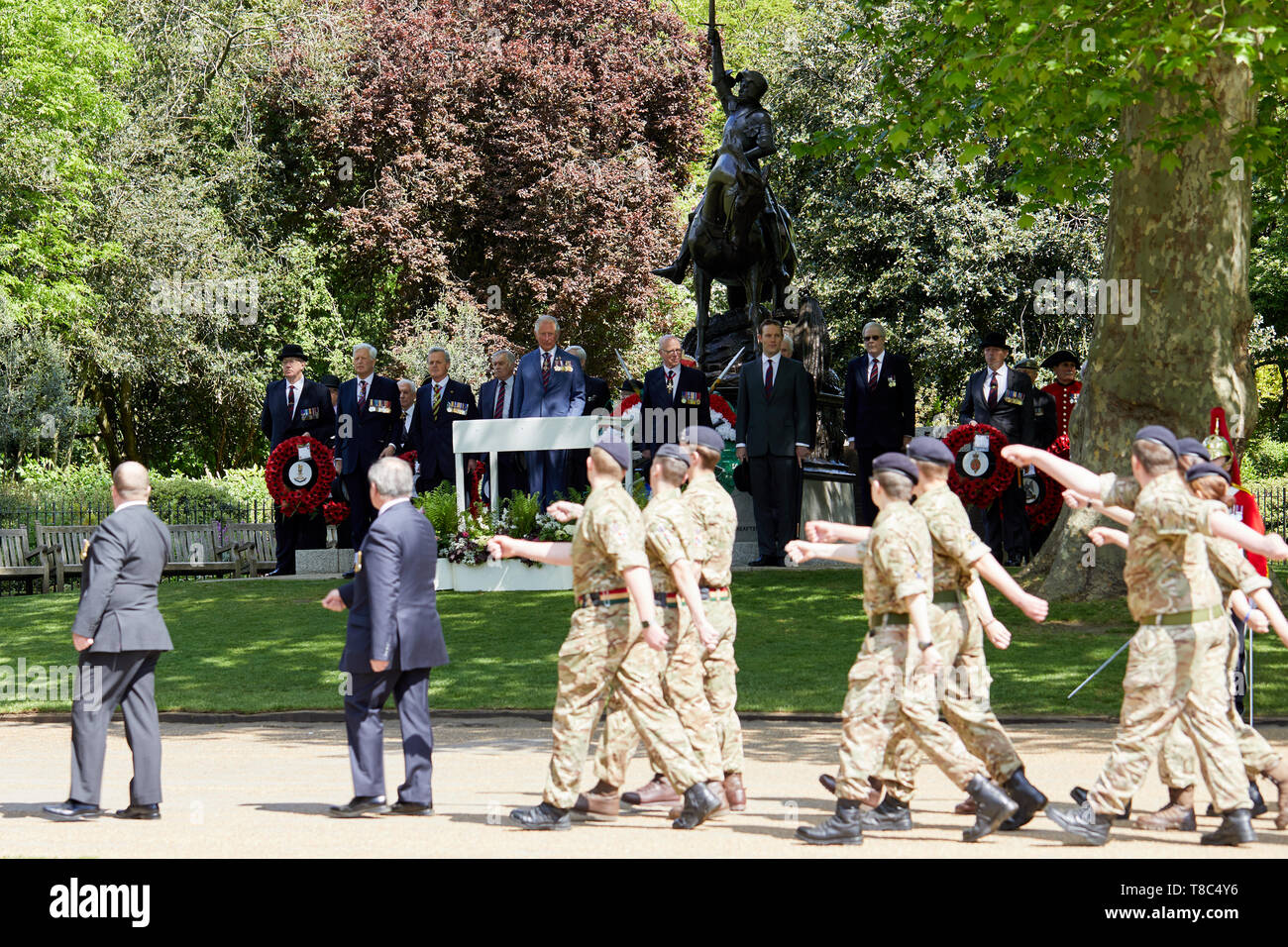 Londres, Royaume-Uni - 12 mai 2019 : Son Altesse Royale le Prince de Galles inspecte les cavaliers passés et présents dans le cadre de la 94e parade annuelle de l'Association anciens camarades de cavalerie dans Hyde Park. Banque D'Images