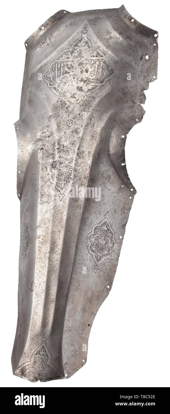 Un chamfron, 1ère moitié du 16e siècle en Anatolie orientale ou iranien, en fer forgé. Faite d'une seule pièce, et présentant plusieurs crêtes, semi-circulaire avec chassés des ouvertures pour les yeux et les oreilles. Au niveau du front (gravé) cartouche calligraphique sur 'Couper' Tamga du fleuve Irene l'arsenal dans Constantinople. Cartouche gravé sous la forme d'une palmette sur chaque côté de la section frontale et par voie nasale. Surface nettoyée, petite perte au-dessus de l'œil gauche. Hauteur 53 cm. Chamfrons de ce type ont été utilisés dans une grande surface comme Aq-Qoyunlu, l'Iran et l'Emp Ottoman, Additional-Rights Clearance-Info-Not-Available- Banque D'Images