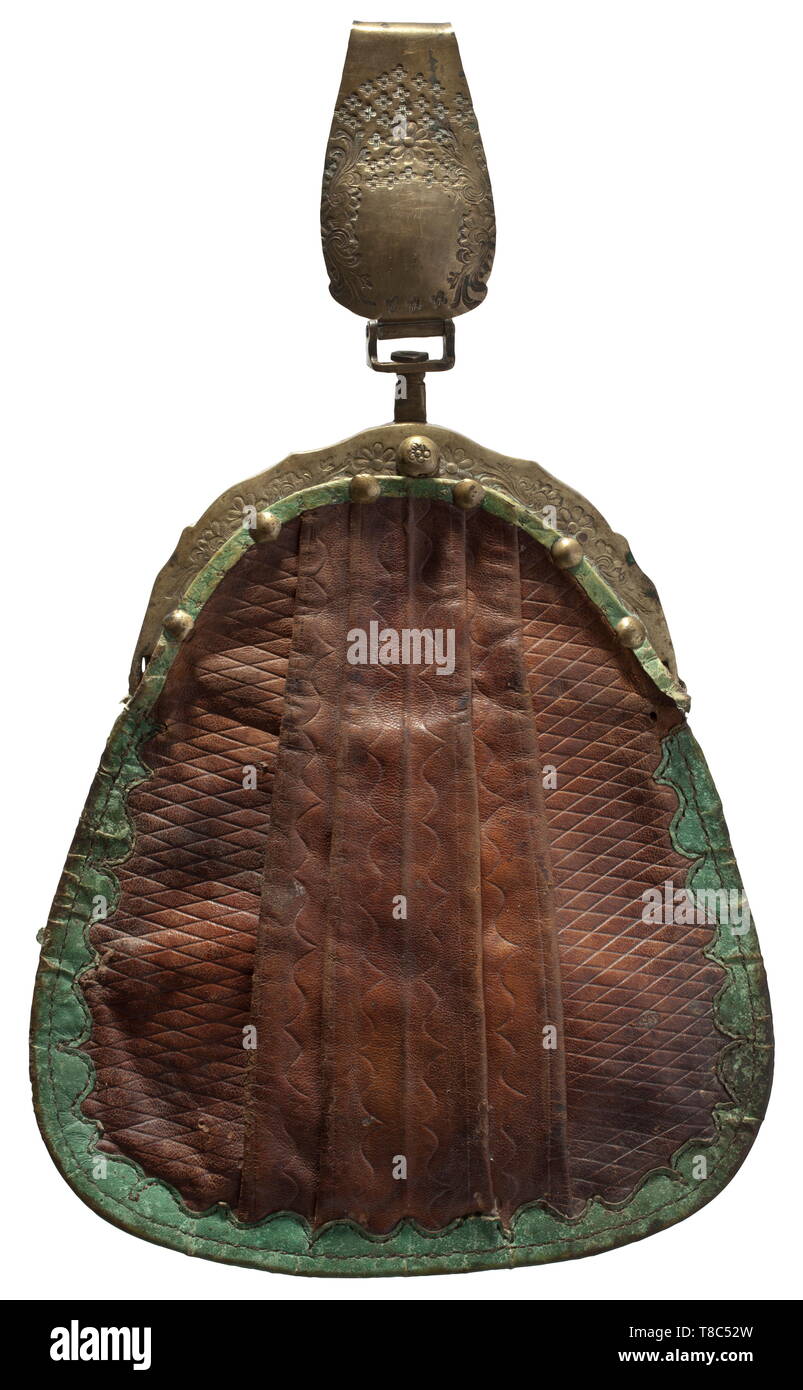 Une ceinture européenne sac pour un Falconer, milieu du 18e siècle faite de corps marron, cuir gaufré, géométriquement, les bords découpés en vert. Florally collier sac en relief en laiton avec ressort de verrouillage du fer et crochet de courroie articulée qui est décoré en suite. Le cuir partiellement restauré( ?), de légères traces d'utilisation. Hauteur (y compris à la ceinture) 33 cm., historique, historique, chasse chasse, chasse, ustensile, pièce de l'équipement, les ustensiles, les trophées, objet, objets, alambics, clipping, coupures, cut out, cut-out, cut-outs, 18e siècle, Additional-Rights Clearance-Info-Not-Available- Banque D'Images