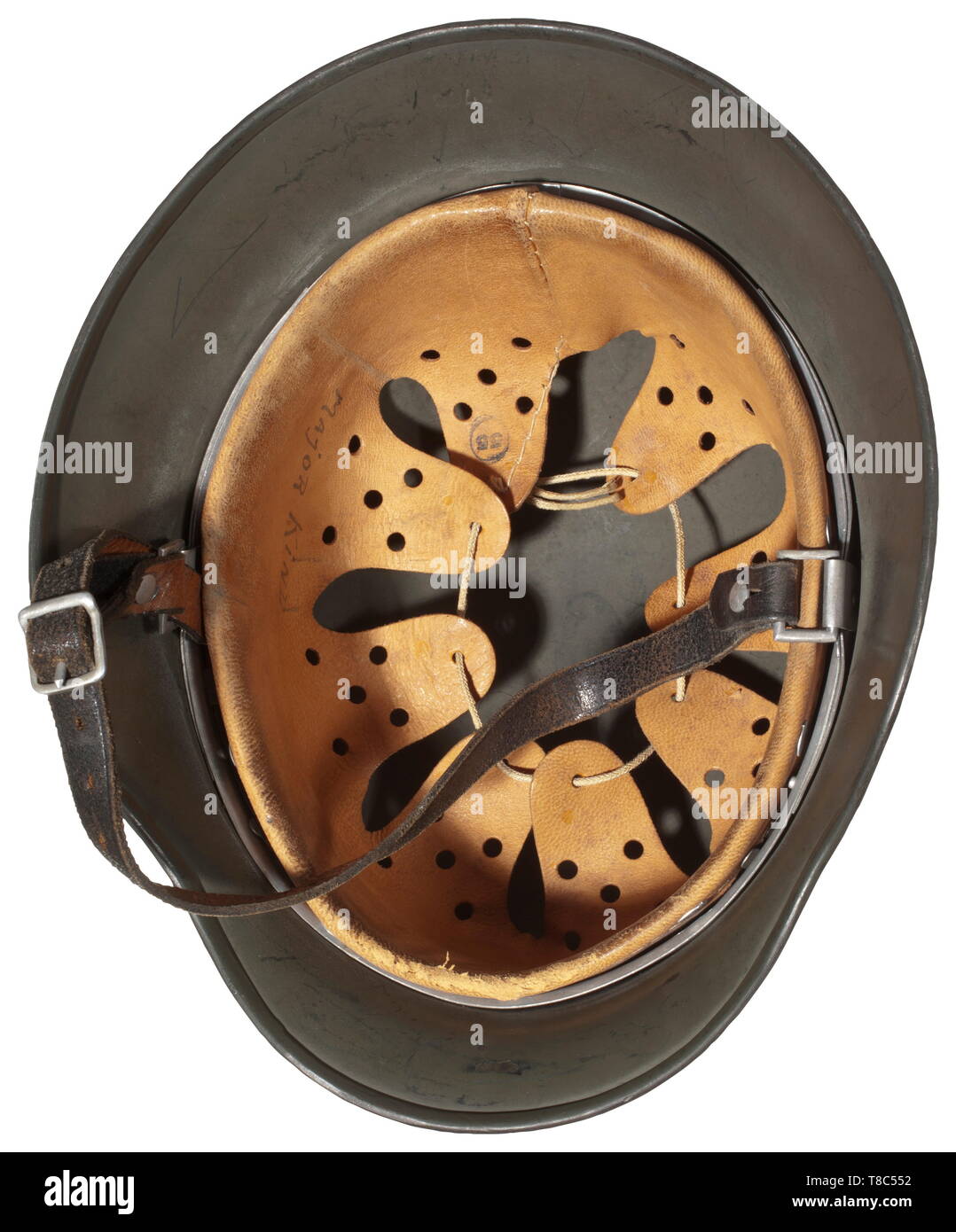 Un casque d'acier M 35 avec les deux emblèmes du crâne d'acier avec 'original' vert pomme, peinture à base d'encore un peu plus, sur le terrain. Les deux emblèmes sont presque entièrement intacte. L'intérieur du casque d'un cachet de contrôle en 1937. Complet avec revêtement intérieur (nom du porteur 'Major désignation Kinz') et le casque historique historique, sangles., de l'armée, des armées, des forces armées, militaire, militaria, 20e siècle, Editorial-Use-seulement Banque D'Images