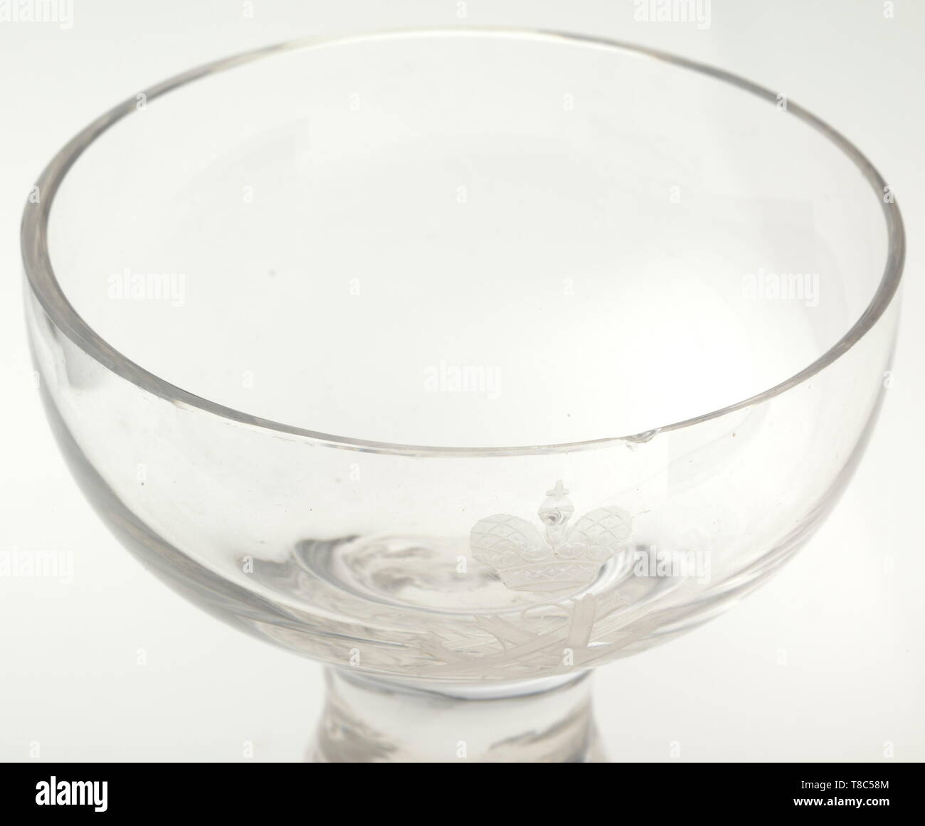 Un jeu potable, probablement l'ancienne propriété de Grand-duc Alexandre Mikhaïlovitch (1866 - 1933) une carafe et 10 verres de cristal. Probablement fait par la manufacture de verre de l'Empire russe à Saint-Pétersbourg entre 1880 - 1900. Avers russe gravé monogramme dans 'am' surmonté d'une couronne du prince, l'inverse d'un verre avec les grandes armoiries de la famille Romanov. Les bords de trois verres ébréchés, un verre avec pied endommagé. Hauteur de 26 cm carafe, verres 12 cm. Historique Historique, rare., 19e siècle, Additional-Rights Clearance-Info-Not-Available- Banque D'Images