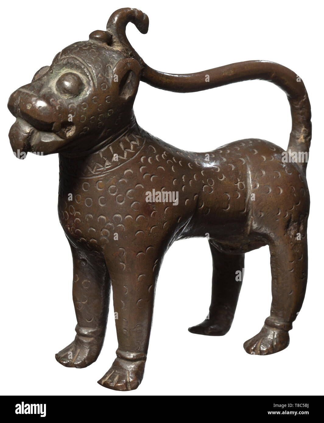 Un lion de bronze, 12ème siècle Bronze avec patine noire. La figure en trois dimensions d'un lion, debout sur quatre pieds, avec panneaux, longue queue. La tête avec le corps, la langue saillante estampé d'un motif de la fourrure. Bon état. Hauteur 9,6 cm. Provenance : Ancienne collection privée de Stuttgart à partir des années 1970., historique, historique, Orient, Perse, l'Asie orientale, asiatique, moyen-âge, Additional-Rights Clearance-Info-Not-Available- Banque D'Images