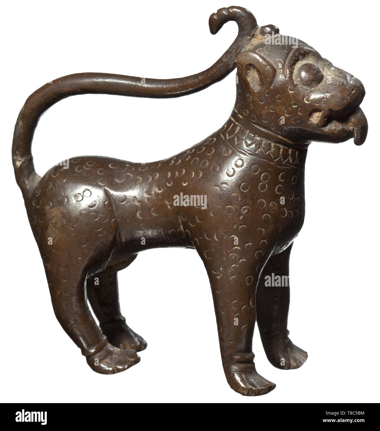 Un lion de bronze, 12ème siècle Bronze avec patine noire. La figure en trois dimensions d'un lion, debout sur quatre pieds, avec panneaux, longue queue. La tête avec le corps, la langue saillante estampé d'un motif de la fourrure. Bon état. Hauteur 9,6 cm. Provenance : Ancienne collection privée de Stuttgart à partir des années 1970., historique, historique, Orient, Perse, l'Asie orientale, asiatique, moyen-âge, Additional-Rights Clearance-Info-Not-Available- Banque D'Images