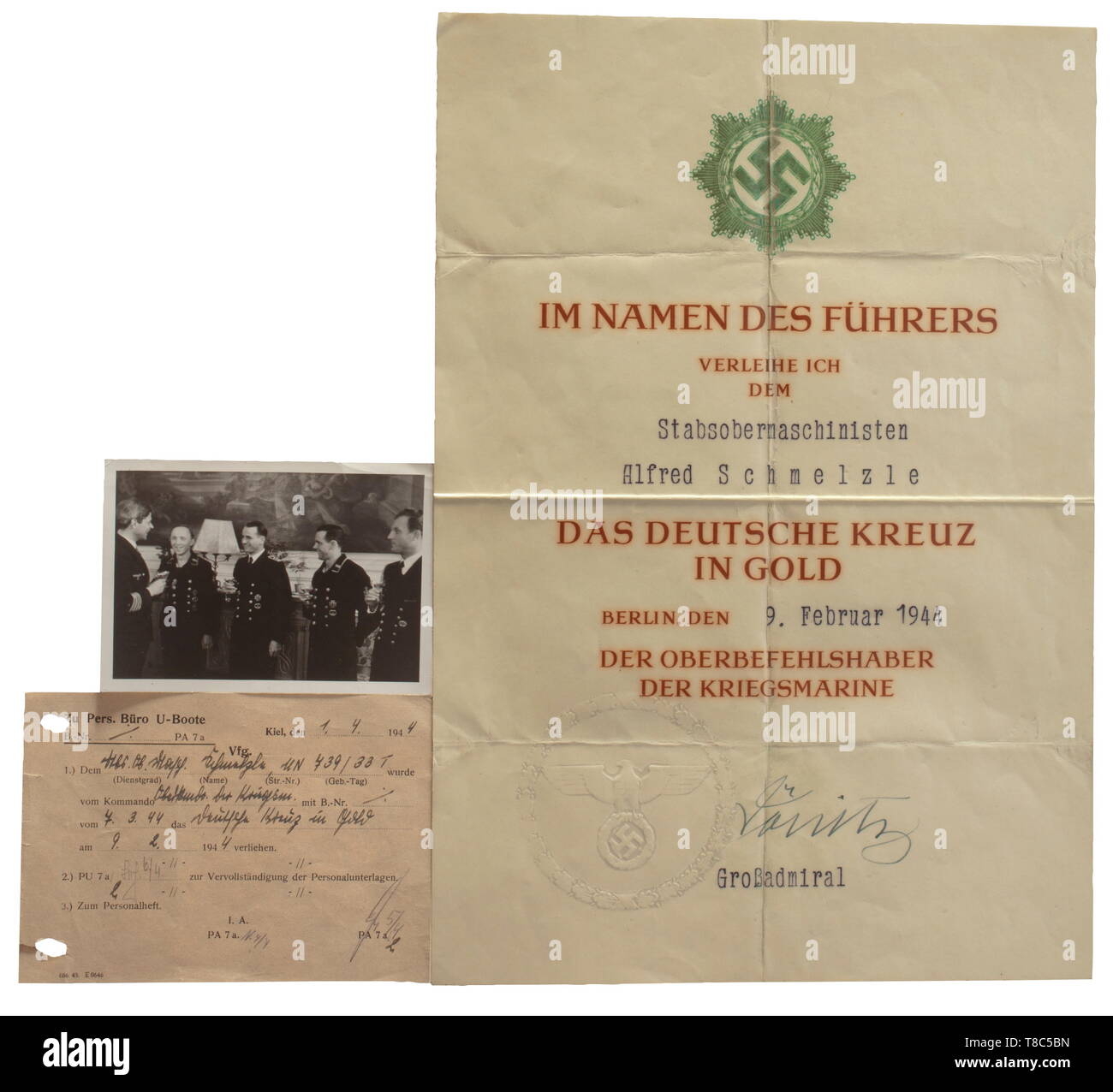 Un document pour la Croix allemande en Or à adjudant-chef machiniste Alfred Schmelzle de U-68 Grand Prix de décoration document à Stabsobermaschinist (l'Adjudant-chef machiniste) Alfred Schmelzle décernée le 9 février 1944 avec signature originale Dönitz estampé et joint. En très mauvais état, car le document a été récemment rénovée et stratifiés. La stratification n'est malheureusement plus amovible. Sont inclus une photo et un court historique prix attestation., historique, de la marine, des forces navales, militaires, militaria, branche de service, les directions générales de service, la force armée, Editorial-Use-seulement Banque D'Images