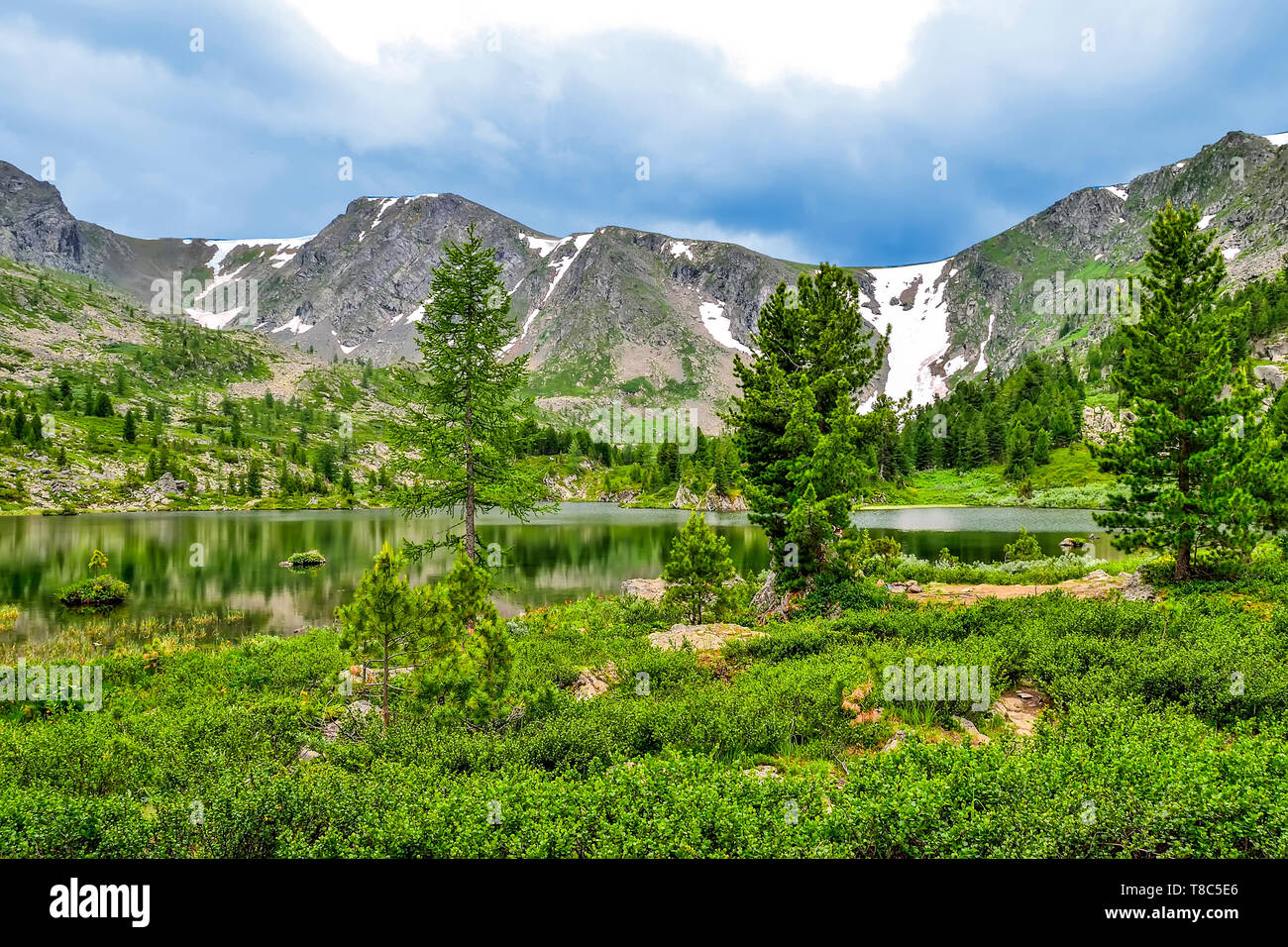 L'un des sept lacs, la montagne la plus propre Karakol situé dans la vallée, au pied de l'Bagatash passent, montagnes de l'Altaï, en Russie. Un pics couverts de neige Banque D'Images