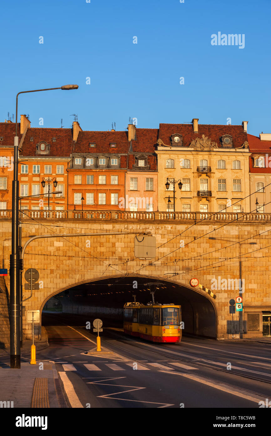 Ville de Varsovie en Pologne, au lever du soleil, immeuble historique maisons et sur la solidarité du tunnel sous l'Avenue de la vieille ville. Banque D'Images