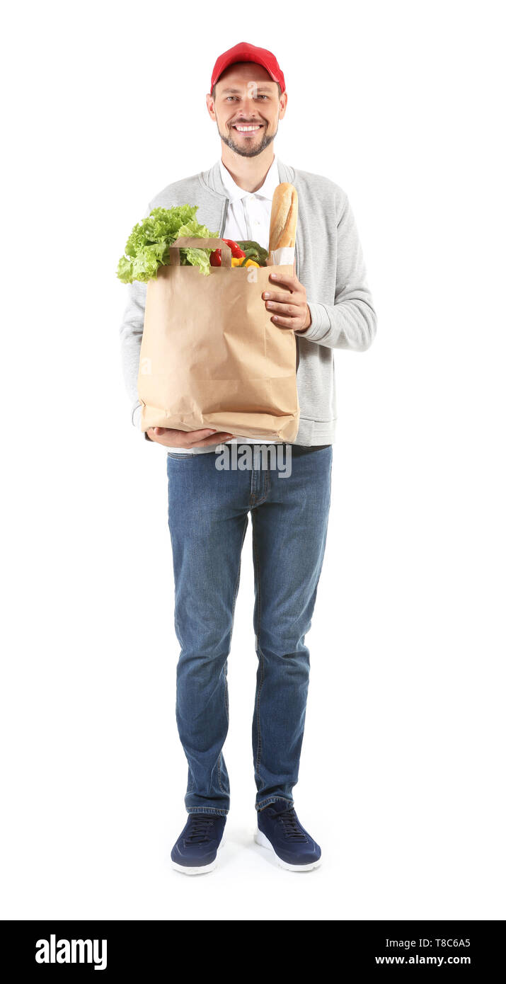 Man holding paper bag avec des produits frais sur fond blanc. Le service alimentaire Banque D'Images