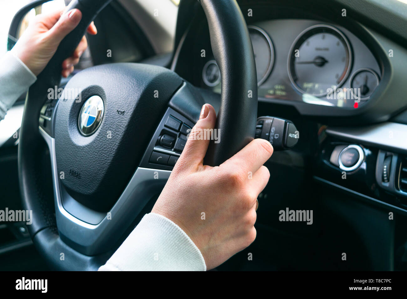 Kaliningrad, Russie, le 16 novembre 2017 : Woman's hands sur un volant moteur BMW X5 F15. Mains tenant le volant. Voiture moderne d'intérieur Banque D'Images